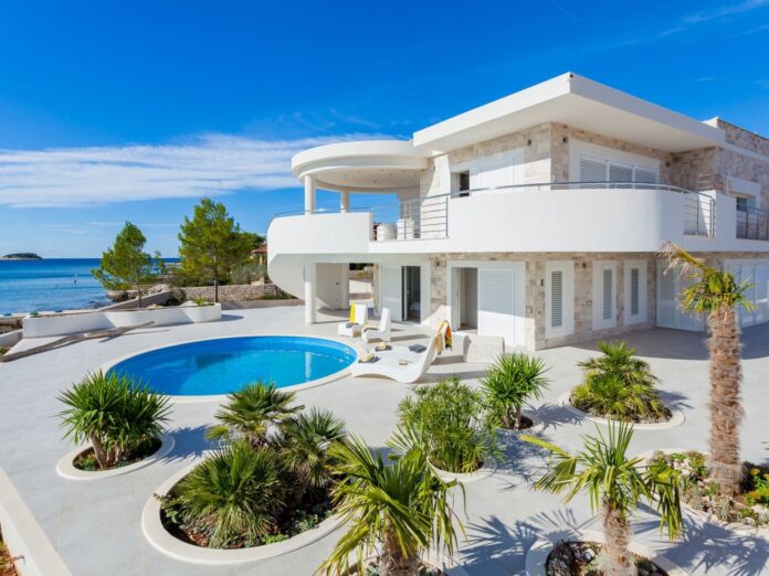 backyard-with-swimming-pool