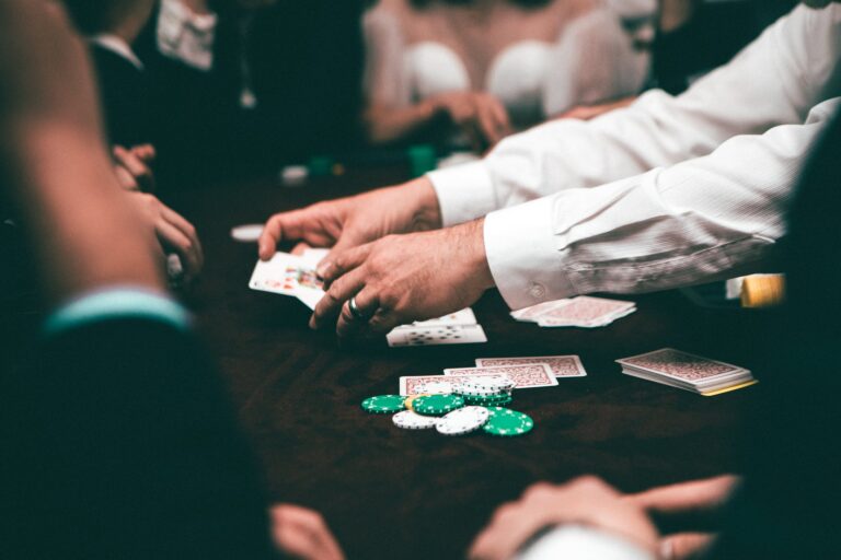 5 Pros And Cons Of Using The Hit & Stand Betting System In Blackjack