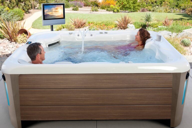 5 Features to Look for When Buying Hot Tubs in Rochester, MI