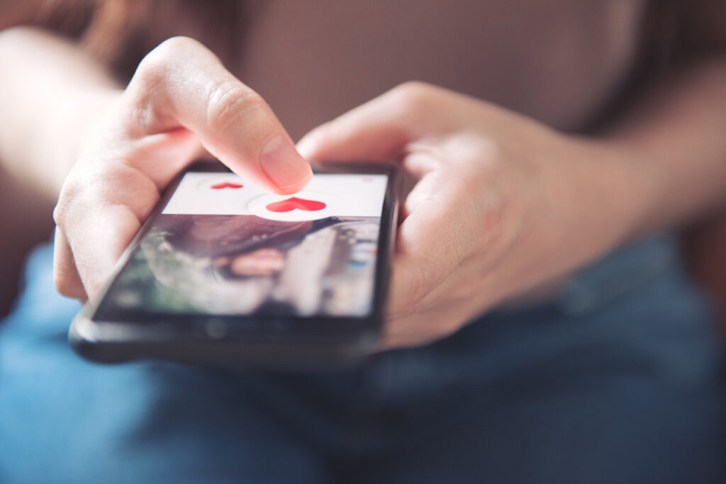 The Impact of Technology and Dating Apps on Modern Dating - Jaxtr